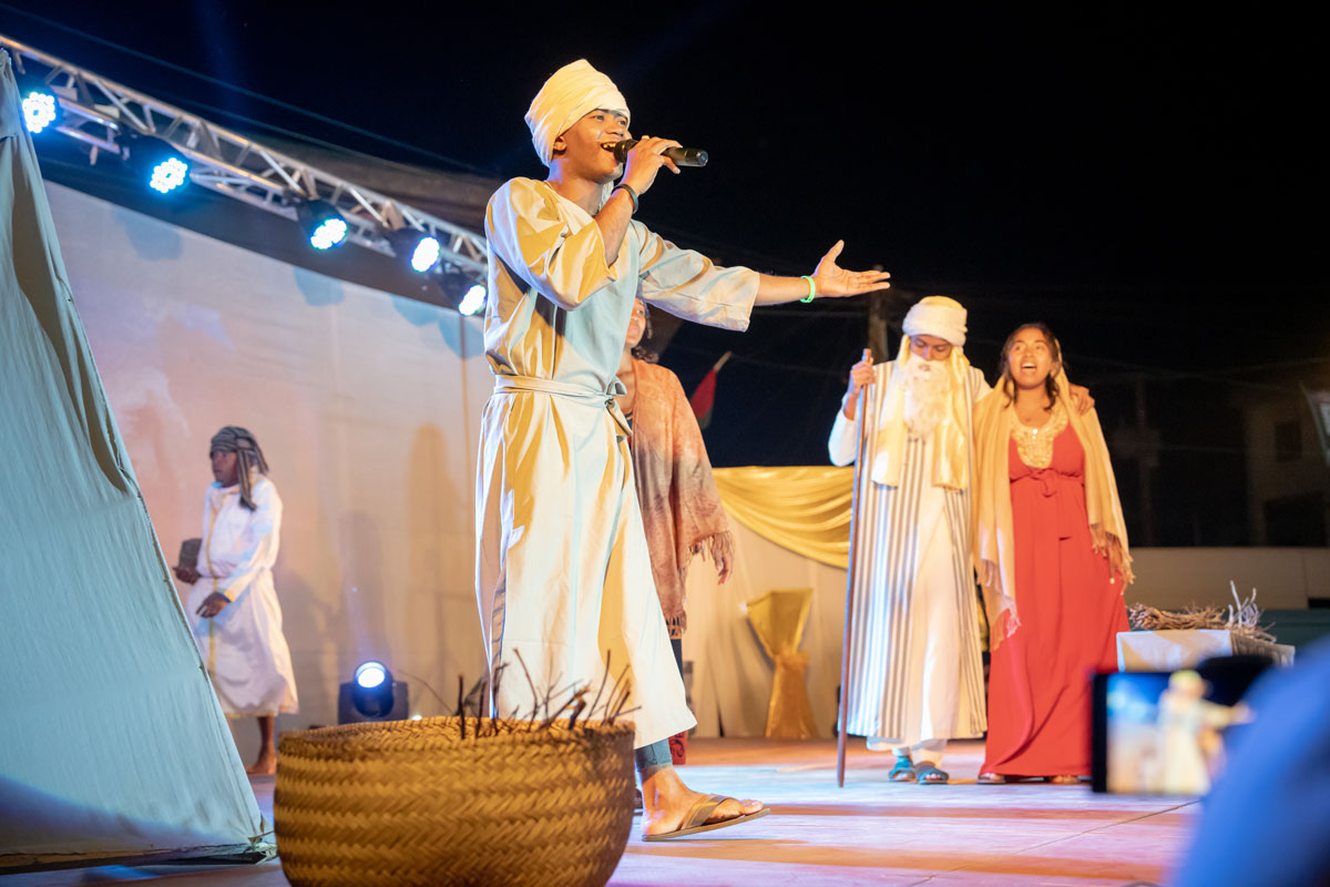 People reciting Bible stories in the Sihanaka language.